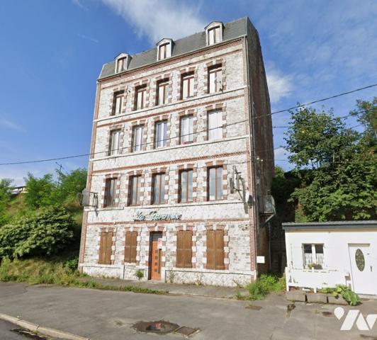un immeuble en copropriété, sis à FUMAY (Ardennes), près le passage à niveau et la gare