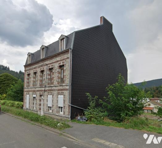 un immeuble en copropriété, sis à FUMAY (Ardennes), près le passage à niveau et la gare