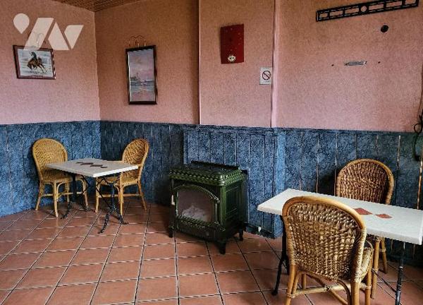 un immeuble en copropriété, sis à FUMAY (Ardennes), près le passage à niveau et la gare