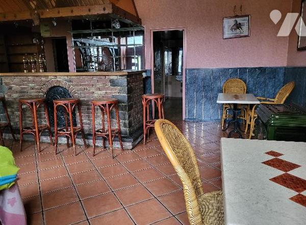 un immeuble en copropriété, sis à FUMAY (Ardennes), près le passage à niveau et la gare