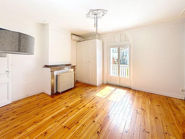 MAISON FAMILIALE RÉNOVÉE, GRAND JARDIN EN ESPALIER, À DEUX PAS DE LA GARE ET DES COMMODITÉS