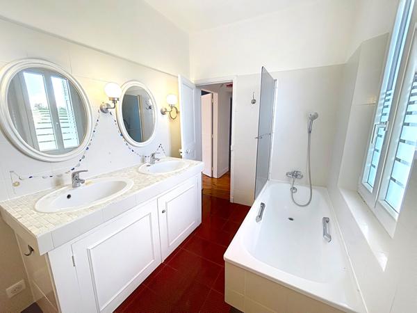 MAISON FAMILIALE RÉNOVÉE, GRAND JARDIN EN ESPALIER, À DEUX PAS DE LA GARE ET DES COMMODITÉS