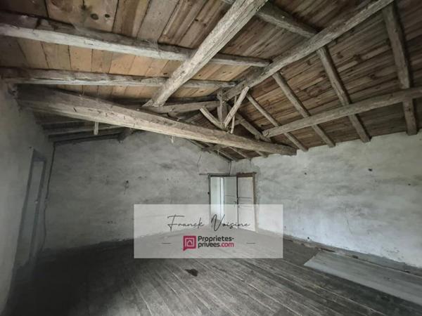 A VENDRE aux Herbiers, Ensemble de 2 logements à rénover de 115 m2 env et de dépendances sur une parcelle de 1380 m2 env