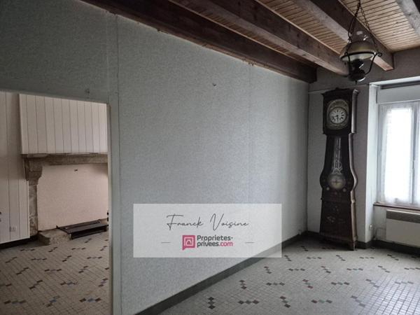 A VENDRE aux Herbiers, Ensemble de 2 logements à rénover de 115 m2 env et de dépendances sur une parcelle de 1380 m2 env