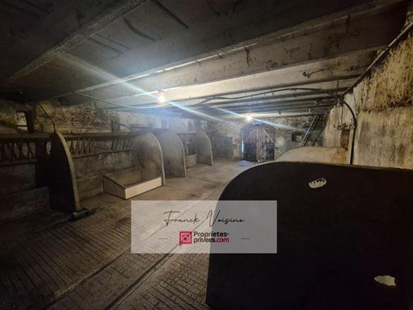 A VENDRE aux Herbiers, Ensemble de 2 logements à rénover de 115 m2 env et de dépendances sur une parcelle de 1380 m2 env