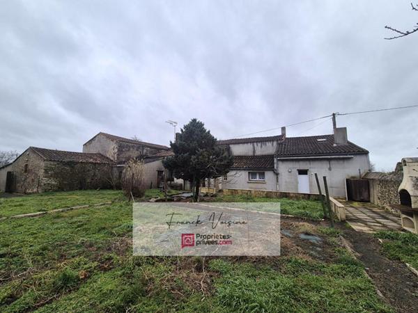 A VENDRE aux Herbiers, Ensemble de 2 logements à rénover de 115 m2 env et de dépendances sur une parcelle de 1380 m2 env