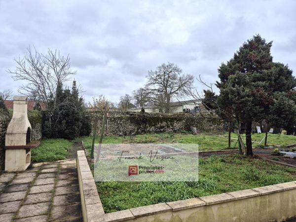 A VENDRE aux Herbiers, Ensemble de 2 logements à rénover de 115 m2 env et de dépendances sur une parcelle de 1380 m2 env