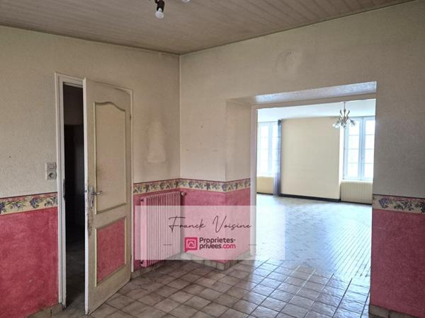 A VENDRE aux Herbiers, Ensemble de 2 logements à rénover de 115 m2 env et de dépendances sur une parcelle de 1380 m2 env