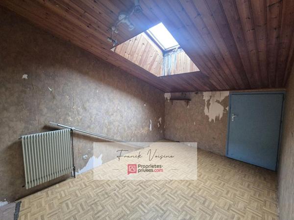 A VENDRE aux Herbiers, Ensemble de 2 logements à rénover de 115 m2 env et de dépendances sur une parcelle de 1380 m2 env