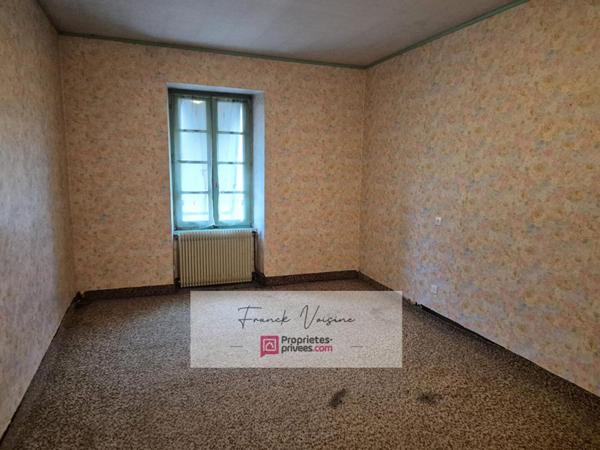 A VENDRE aux Herbiers, Ensemble de 2 logements à rénover de 115 m2 env et de dépendances sur une parcelle de 1380 m2 env