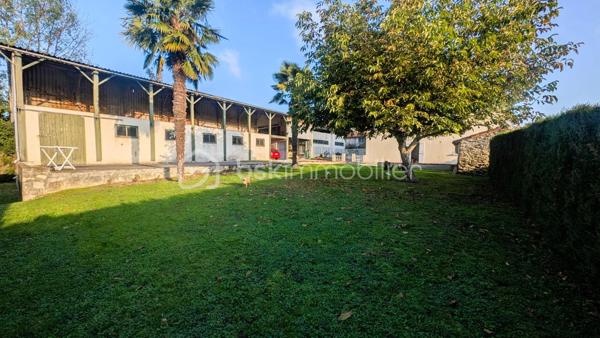 Devenez propriétaire d'un ensemble immobilier offrant deux d'habitations au cœur de Fenioux. 
Que vous cherchiez une rentabilité locative immédiate, un projet de colocation, ou une résidence principale qui s'autofinance, cette propriété de 197m² sur 960 m² de terrain est une opportunité à saisir.

Cet ensemble se compose de deux logements permettant de générer un revenu locatif tout en permettant l'acquisition de votre résidence principale :
1. La Maison principale :
RDC : Une pièce de vie conviviale avec cuisine ouverte sur salle à manger, salon indépendant et WC.
Étage : L'espace nuit idéal pour une famille ou de la colocation avec 5 chambres spacieuses, une salle de bains(à rafraichir)  et un second WC.
Combles : Un vaste grenier de plus de 80 m² partiellement aménageable pour booster la surface habitable.

2. Le logement Indépendant (De plain-pied) :
Attenant mais totalement autonome, ce logement comprend une cuisine, un salon, une chambre et une salle d'eau avec WC. 
Idéal pour : Airbnb, location annuelle (forte demande sur le secteur) ou accueil d'un proche.

DÉPENDANCES & EXTÉRIEURS : LE RÊVE DES ARTISANS ET COLLECTIONNEURS
Sur une parcelle de 960 m², le potentiel continue :
Ancienne étable de caractère avec grenier (possibilité de créer un 3ème et 4ème logement !).
Deux ateliers pour le stockage ou le bricolage.
Grand préau pouvant abriter plusieurs véhicules ou servir de terrasse couverte.

LOCALISATION : LE CALME À 30 MIN DE NIORT
Fenioux (79160) est un village dynamique où tout se fait à pied :
Éducation : École primaire à 200m  Collèges à 10 min (Coulonges/Secondigny).
Vie locale : Bar-restaurant et marché hebdomadaire à deux pas.
Connectivité : À seulement 30 min de la Gare TGV de Niort (Paris à 1h50).

L’OPPORTUNITÉ INVESTISSEUR
Valorisation : Des travaux de rénovation énergétique (isolation, menuiseries) vous permettront d'améliorer le bien.
Tourisme : Situé stratégiquement entre le Marais Poitevin (30 min), le Puy du Fou (1h15) et La Rochelle (1h20), le potentiel en location saisonnière est réel.

Contactez nous dès aujourd'hui pour organiser une visite et projeter votre futur rendement !