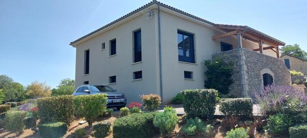 Harmonie et  Prestance  pour cette superbe maison