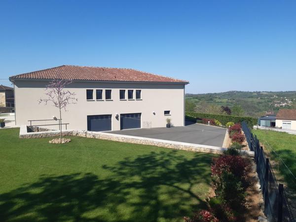 Harmonie et  Prestance  pour cette superbe maison