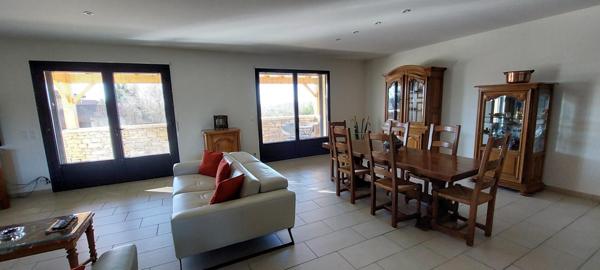 Harmonie et  Prestance  pour cette superbe maison