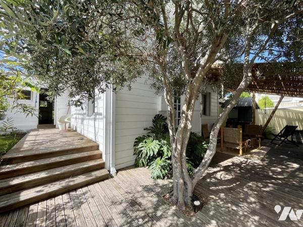 ETANG SALE LES BAINS - VILLA T5 EN BORDURE DU LAGON