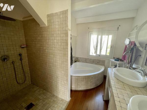 ETANG SALE LES BAINS - VILLA T5 EN BORDURE DU LAGON