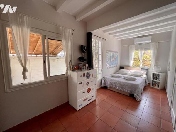 ETANG SALE LES BAINS - VILLA T5 EN BORDURE DU LAGON