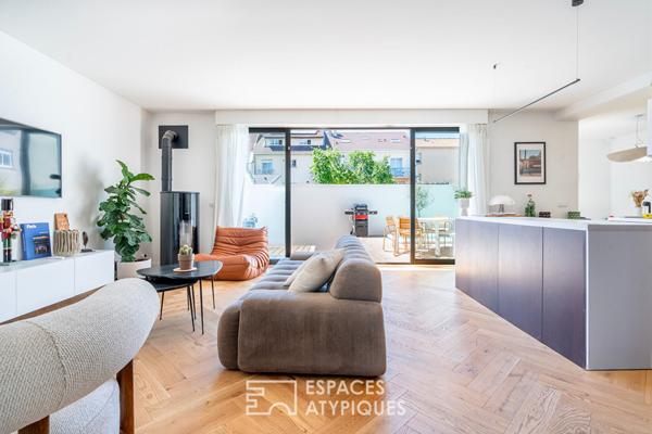 Maison d’architecte avec terrasses et couloir de nage