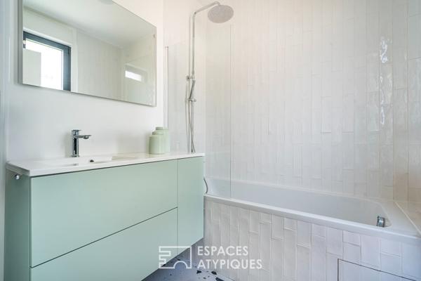 Maison d’architecte avec terrasses et couloir de nage