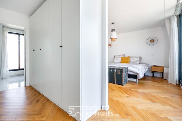 Maison d’architecte avec terrasses et couloir de nage