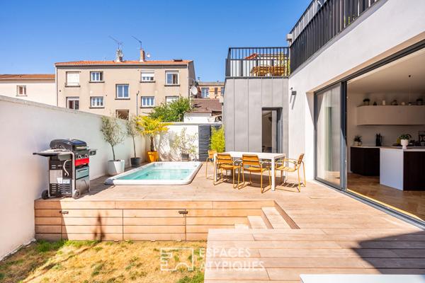 Maison d’architecte avec terrasses et couloir de nage