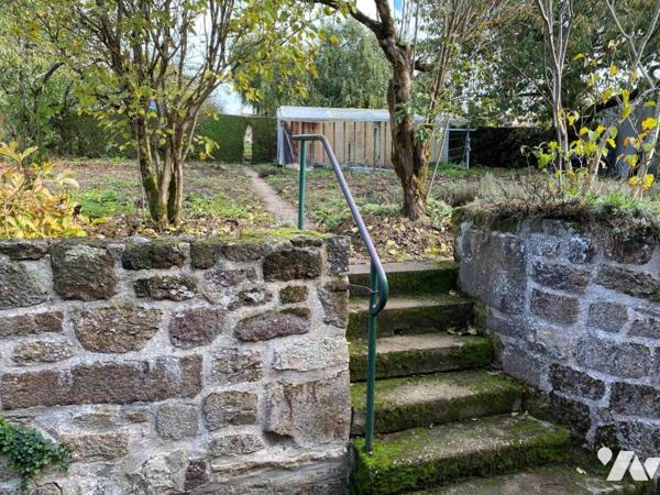 LA FERTE MACE: Maison en pierres 3 chambres, garage, terrain 925 m²
