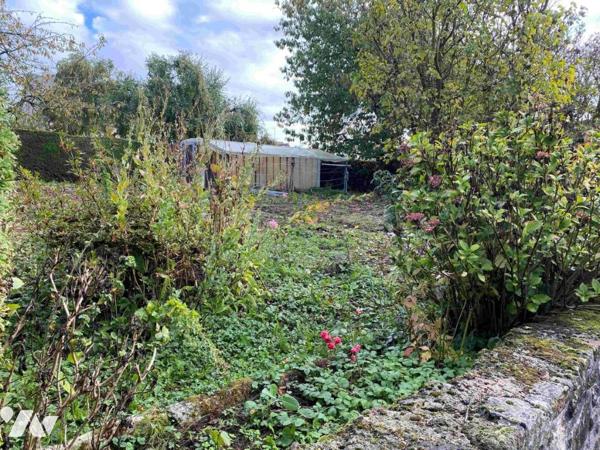 LA FERTE MACE: Maison en pierres 3 chambres, garage, terrain 925 m²