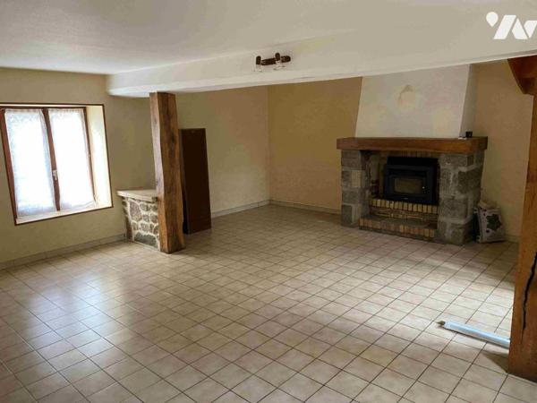 LA FERTE MACE: Maison en pierres 3 chambres, garage, terrain 925 m²