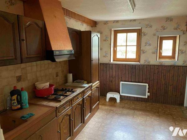 LA FERTE MACE: Maison en pierres 3 chambres, garage, terrain 925 m²