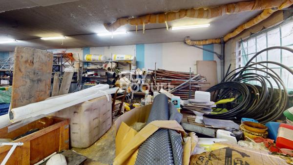 Dépôt Atelier Garage avec grande cour!