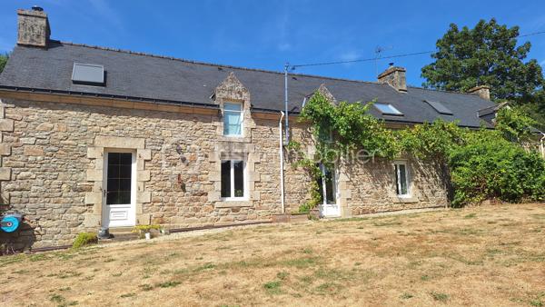 À vendre, charmante longère en pierre complètement refaite, située au calme en pleine campagne de Saint-Barthélemy, à proximité de Baud.
Surface habitable : 184 m²

Au rez-de-chaussée :

Grande pièce de vie lumineuse
Salon supplémentaire avec cuisinière à bois et insert à foyer fermé
Cuisine aménagée
WC + douche

À l’étage :

5 chambres
1 salle de bain
WC

Extérieur :

Jardin de 1 600 m²
Grand hangar
Belle terrasse toute neuve

Maison sans aucun travaux, prête à vivre. Idéale pour les amoureux de la pierre et de la campagne, qui recherchent calme, authenticité et confort moderne.
À découvrir sans tarder.