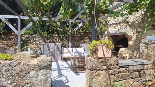 À vendre, charmante longère en pierre complètement refaite, située au calme en pleine campagne de Saint-Barthélemy, à proximité de Baud.
Surface habitable : 184 m²

Au rez-de-chaussée :

Grande pièce de vie lumineuse
Salon supplémentaire avec cuisinière à bois et insert à foyer fermé
Cuisine aménagée
WC + douche

À l’étage :

5 chambres
1 salle de bain
WC

Extérieur :

Jardin de 1 600 m²
Grand hangar
Belle terrasse toute neuve

Maison sans aucun travaux, prête à vivre. Idéale pour les amoureux de la pierre et de la campagne, qui recherchent calme, authenticité et confort moderne.
À découvrir sans tarder.