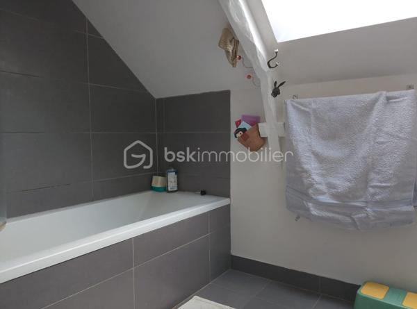 À vendre, charmante longère en pierre complètement refaite, située au calme en pleine campagne de Saint-Barthélemy, à proximité de Baud.
Surface habitable : 184 m²

Au rez-de-chaussée :

Grande pièce de vie lumineuse
Salon supplémentaire avec cuisinière à bois et insert à foyer fermé
Cuisine aménagée
WC + douche

À l’étage :

5 chambres
1 salle de bain
WC

Extérieur :

Jardin de 1 600 m²
Grand hangar
Belle terrasse toute neuve

Maison sans aucun travaux, prête à vivre. Idéale pour les amoureux de la pierre et de la campagne, qui recherchent calme, authenticité et confort moderne.
À découvrir sans tarder.