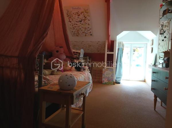 À vendre, charmante longère en pierre complètement refaite, située au calme en pleine campagne de Saint-Barthélemy, à proximité de Baud.
Surface habitable : 184 m²

Au rez-de-chaussée :

Grande pièce de vie lumineuse
Salon supplémentaire avec cuisinière à bois et insert à foyer fermé
Cuisine aménagée
WC + douche

À l’étage :

5 chambres
1 salle de bain
WC

Extérieur :

Jardin de 1 600 m²
Grand hangar
Belle terrasse toute neuve

Maison sans aucun travaux, prête à vivre. Idéale pour les amoureux de la pierre et de la campagne, qui recherchent calme, authenticité et confort moderne.
À découvrir sans tarder.