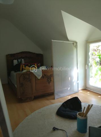 À vendre, charmante longère en pierre complètement refaite, située au calme en pleine campagne de Saint-Barthélemy, à proximité de Baud.
Surface habitable : 184 m²

Au rez-de-chaussée :

Grande pièce de vie lumineuse
Salon supplémentaire avec cuisinière à bois et insert à foyer fermé
Cuisine aménagée
WC + douche

À l’étage :

5 chambres
1 salle de bain
WC

Extérieur :

Jardin de 1 600 m²
Grand hangar
Belle terrasse toute neuve

Maison sans aucun travaux, prête à vivre. Idéale pour les amoureux de la pierre et de la campagne, qui recherchent calme, authenticité et confort moderne.
À découvrir sans tarder.