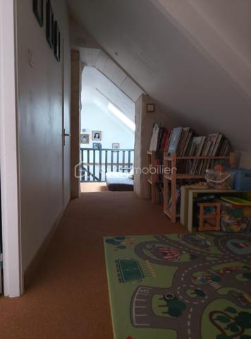 À vendre, charmante longère en pierre complètement refaite, située au calme en pleine campagne de Saint-Barthélemy, à proximité de Baud.
Surface habitable : 184 m²

Au rez-de-chaussée :

Grande pièce de vie lumineuse
Salon supplémentaire avec cuisinière à bois et insert à foyer fermé
Cuisine aménagée
WC + douche

À l’étage :

5 chambres
1 salle de bain
WC

Extérieur :

Jardin de 1 600 m²
Grand hangar
Belle terrasse toute neuve

Maison sans aucun travaux, prête à vivre. Idéale pour les amoureux de la pierre et de la campagne, qui recherchent calme, authenticité et confort moderne.
À découvrir sans tarder.