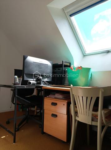 À vendre, charmante longère en pierre complètement refaite, située au calme en pleine campagne de Saint-Barthélemy, à proximité de Baud.
Surface habitable : 184 m²

Au rez-de-chaussée :

Grande pièce de vie lumineuse
Salon supplémentaire avec cuisinière à bois et insert à foyer fermé
Cuisine aménagée
WC + douche

À l’étage :

5 chambres
1 salle de bain
WC

Extérieur :

Jardin de 1 600 m²
Grand hangar
Belle terrasse toute neuve

Maison sans aucun travaux, prête à vivre. Idéale pour les amoureux de la pierre et de la campagne, qui recherchent calme, authenticité et confort moderne.
À découvrir sans tarder.