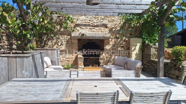 À vendre, charmante longère en pierre complètement refaite, située au calme en pleine campagne de Saint-Barthélemy, à proximité de Baud.
Surface habitable : 184 m²

Au rez-de-chaussée :

Grande pièce de vie lumineuse
Salon supplémentaire avec cuisinière à bois et insert à foyer fermé
Cuisine aménagée
WC + douche

À l’étage :

5 chambres
1 salle de bain
WC

Extérieur :

Jardin de 1 600 m²
Grand hangar
Belle terrasse toute neuve

Maison sans aucun travaux, prête à vivre. Idéale pour les amoureux de la pierre et de la campagne, qui recherchent calme, authenticité et confort moderne.
À découvrir sans tarder.