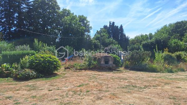 À vendre, charmante longère en pierre complètement refaite, située au calme en pleine campagne de Saint-Barthélemy, à proximité de Baud.
Surface habitable : 184 m²

Au rez-de-chaussée :

Grande pièce de vie lumineuse
Salon supplémentaire avec cuisinière à bois et insert à foyer fermé
Cuisine aménagée
WC + douche

À l’étage :

5 chambres
1 salle de bain
WC

Extérieur :

Jardin de 1 600 m²
Grand hangar
Belle terrasse toute neuve

Maison sans aucun travaux, prête à vivre. Idéale pour les amoureux de la pierre et de la campagne, qui recherchent calme, authenticité et confort moderne.
À découvrir sans tarder.