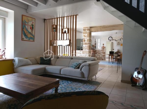 À vendre, charmante longère en pierre complètement refaite, située au calme en pleine campagne de Saint-Barthélemy, à proximité de Baud.
Surface habitable : 184 m²

Au rez-de-chaussée :

Grande pièce de vie lumineuse
Salon supplémentaire avec cuisinière à bois et insert à foyer fermé
Cuisine aménagée
WC + douche

À l’étage :

5 chambres
1 salle de bain
WC

Extérieur :

Jardin de 1 600 m²
Grand hangar
Belle terrasse toute neuve

Maison sans aucun travaux, prête à vivre. Idéale pour les amoureux de la pierre et de la campagne, qui recherchent calme, authenticité et confort moderne.
À découvrir sans tarder.