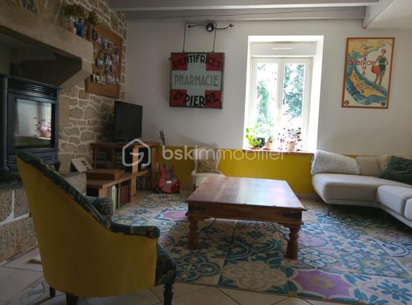 À vendre, charmante longère en pierre complètement refaite, située au calme en pleine campagne de Saint-Barthélemy, à proximité de Baud.
Surface habitable : 184 m²

Au rez-de-chaussée :

Grande pièce de vie lumineuse
Salon supplémentaire avec cuisinière à bois et insert à foyer fermé
Cuisine aménagée
WC + douche

À l’étage :

5 chambres
1 salle de bain
WC

Extérieur :

Jardin de 1 600 m²
Grand hangar
Belle terrasse toute neuve

Maison sans aucun travaux, prête à vivre. Idéale pour les amoureux de la pierre et de la campagne, qui recherchent calme, authenticité et confort moderne.
À découvrir sans tarder.