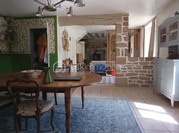 À vendre, charmante longère en pierre complètement refaite, située au calme en pleine campagne de Saint-Barthélemy, à proximité de Baud.
Surface habitable : 184 m²

Au rez-de-chaussée :

Grande pièce de vie lumineuse
Salon supplémentaire avec cuisinière à bois et insert à foyer fermé
Cuisine aménagée
WC + douche

À l’étage :

5 chambres
1 salle de bain
WC

Extérieur :

Jardin de 1 600 m²
Grand hangar
Belle terrasse toute neuve

Maison sans aucun travaux, prête à vivre. Idéale pour les amoureux de la pierre et de la campagne, qui recherchent calme, authenticité et confort moderne.
À découvrir sans tarder.