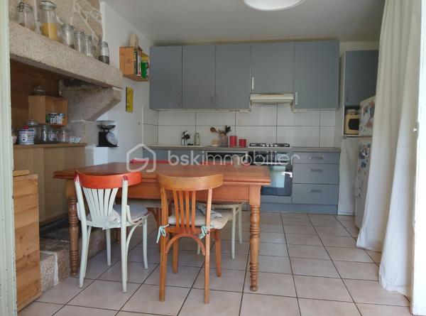 À vendre, charmante longère en pierre complètement refaite, située au calme en pleine campagne de Saint-Barthélemy, à proximité de Baud.
Surface habitable : 184 m²

Au rez-de-chaussée :

Grande pièce de vie lumineuse
Salon supplémentaire avec cuisinière à bois et insert à foyer fermé
Cuisine aménagée
WC + douche

À l’étage :

5 chambres
1 salle de bain
WC

Extérieur :

Jardin de 1 600 m²
Grand hangar
Belle terrasse toute neuve

Maison sans aucun travaux, prête à vivre. Idéale pour les amoureux de la pierre et de la campagne, qui recherchent calme, authenticité et confort moderne.
À découvrir sans tarder.