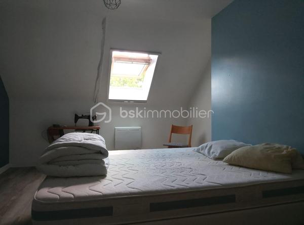 À vendre, charmante longère en pierre complètement refaite, située au calme en pleine campagne de Saint-Barthélemy, à proximité de Baud.
Surface habitable : 184 m²

Au rez-de-chaussée :

Grande pièce de vie lumineuse
Salon supplémentaire avec cuisinière à bois et insert à foyer fermé
Cuisine aménagée
WC + douche

À l’étage :

5 chambres
1 salle de bain
WC

Extérieur :

Jardin de 1 600 m²
Grand hangar
Belle terrasse toute neuve

Maison sans aucun travaux, prête à vivre. Idéale pour les amoureux de la pierre et de la campagne, qui recherchent calme, authenticité et confort moderne.
À découvrir sans tarder.