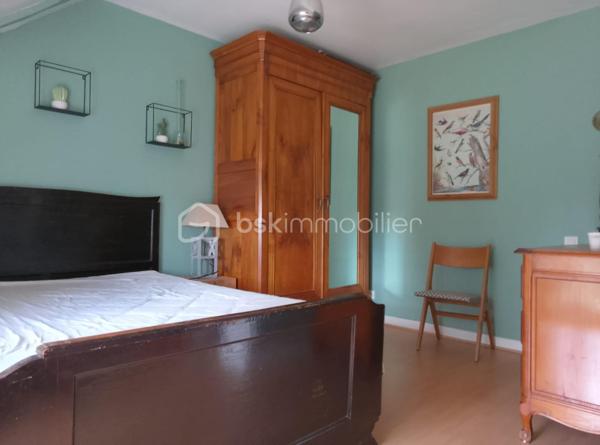À vendre, charmante longère en pierre complètement refaite, située au calme en pleine campagne de Saint-Barthélemy, à proximité de Baud.
Surface habitable : 184 m²

Au rez-de-chaussée :

Grande pièce de vie lumineuse
Salon supplémentaire avec cuisinière à bois et insert à foyer fermé
Cuisine aménagée
WC + douche

À l’étage :

5 chambres
1 salle de bain
WC

Extérieur :

Jardin de 1 600 m²
Grand hangar
Belle terrasse toute neuve

Maison sans aucun travaux, prête à vivre. Idéale pour les amoureux de la pierre et de la campagne, qui recherchent calme, authenticité et confort moderne.
À découvrir sans tarder.