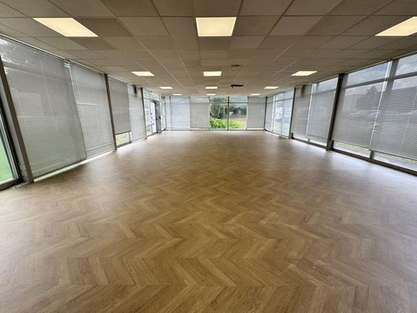 Bureaux à louer à Osny rénovation prévue et accès immédiat autoroute