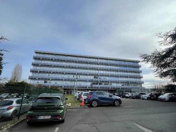Bureaux à louer à Osny rénovation prévue et accès immédiat autoroute