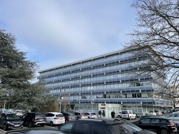 Bureaux à louer à Osny rénovation prévue et accès immédiat autoroute