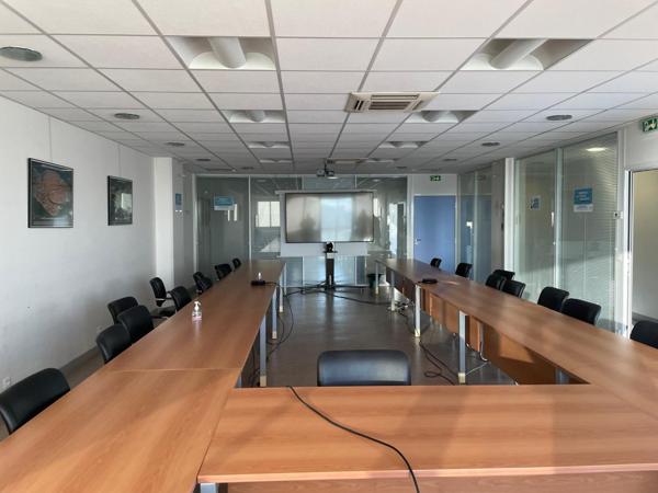 Bureaux à louer à Osny rénovation prévue et accès immédiat autoroute