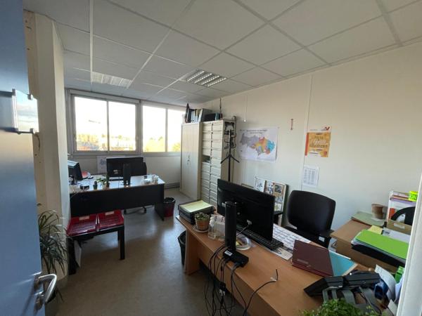 Bureaux à louer à Osny rénovation prévue et accès immédiat autoroute
